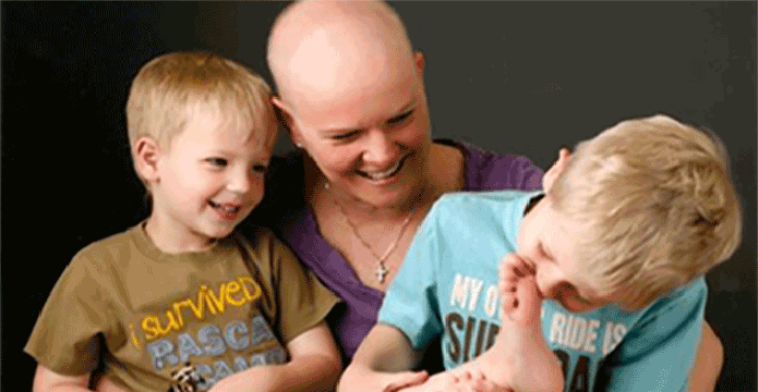 Los niños pasan tiempo con un paciente de cáncer